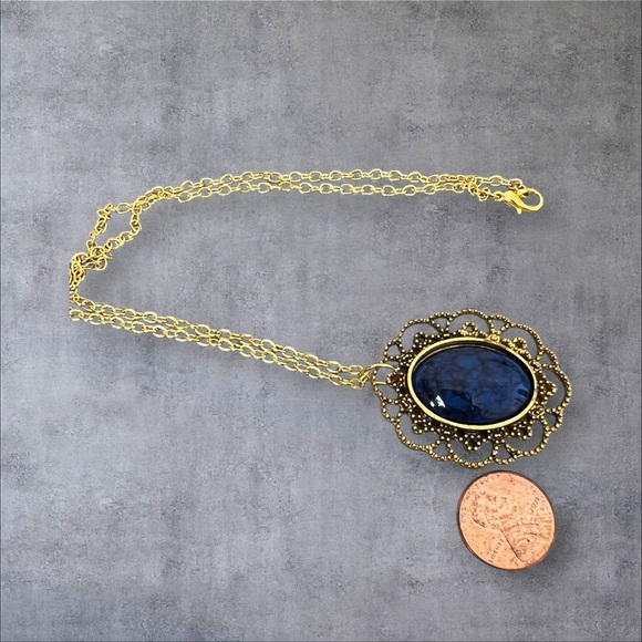 Large oval faux lapis pendant gold tone plus matching necklace - Picture 7 of 7